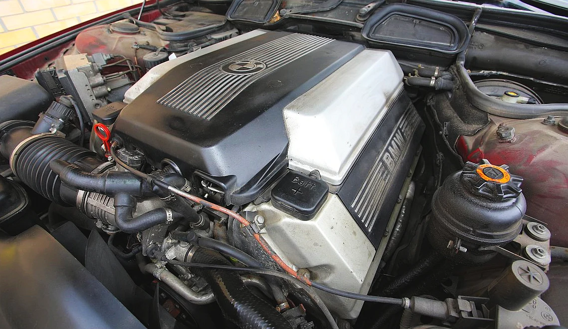 Rozsądne optimum – jeśli tak można napisać w przypadku BMW serii 7. 8 cylindrów, pojemność 3,5 l, realne średnie zużycie paliwa ok. 11 l/100 km. 