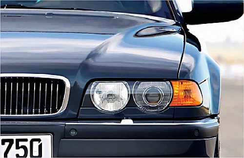 Cecha charakterystyczna aut po liftingu z 1998 roku: duże, okrągłe odbłyśniki reflektorów.