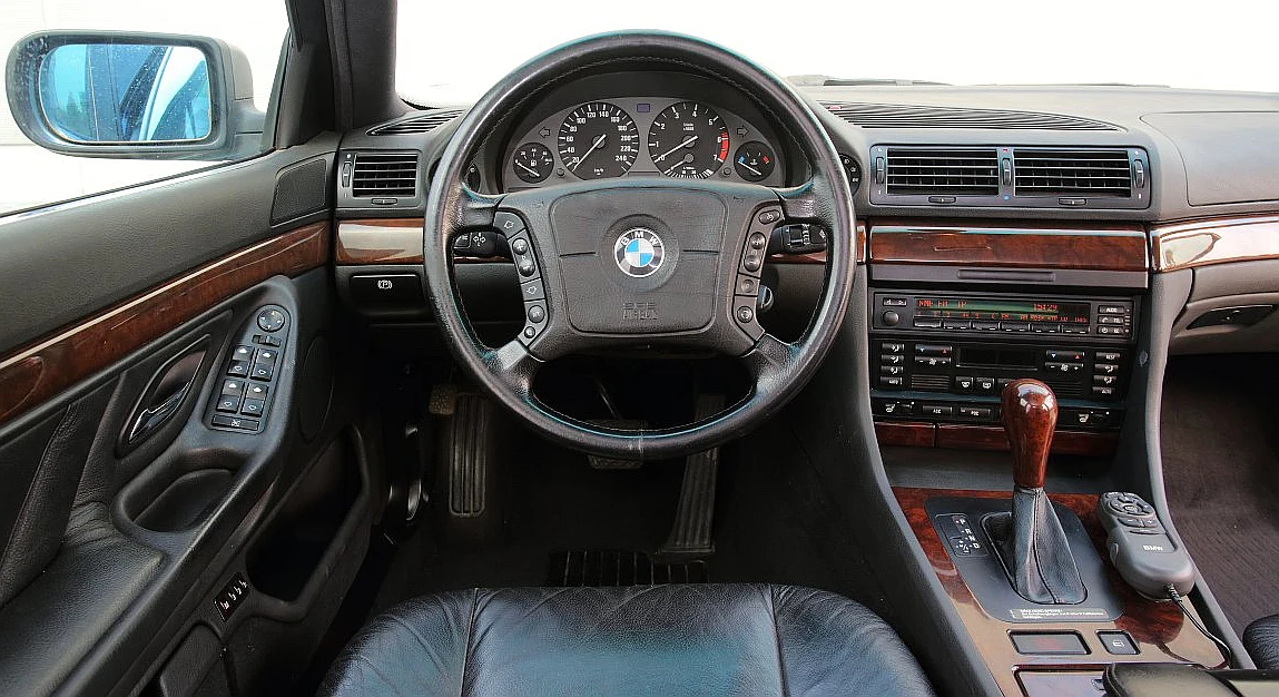 Klasyka i funkcjonalność. Wiek widać po wypalonych pikselach na bursztynowych wyświetlaczach, popękanej skórze foteli i poskrzypywaniu tworzyw sztucznych.