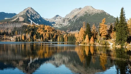 Szczyrbskie Pleso na Słowacji to doskonały cel jesiennej wycieczki w góry. Panujący tam klimat do złudzenia przypomina ten ze słoweńskich Alp.