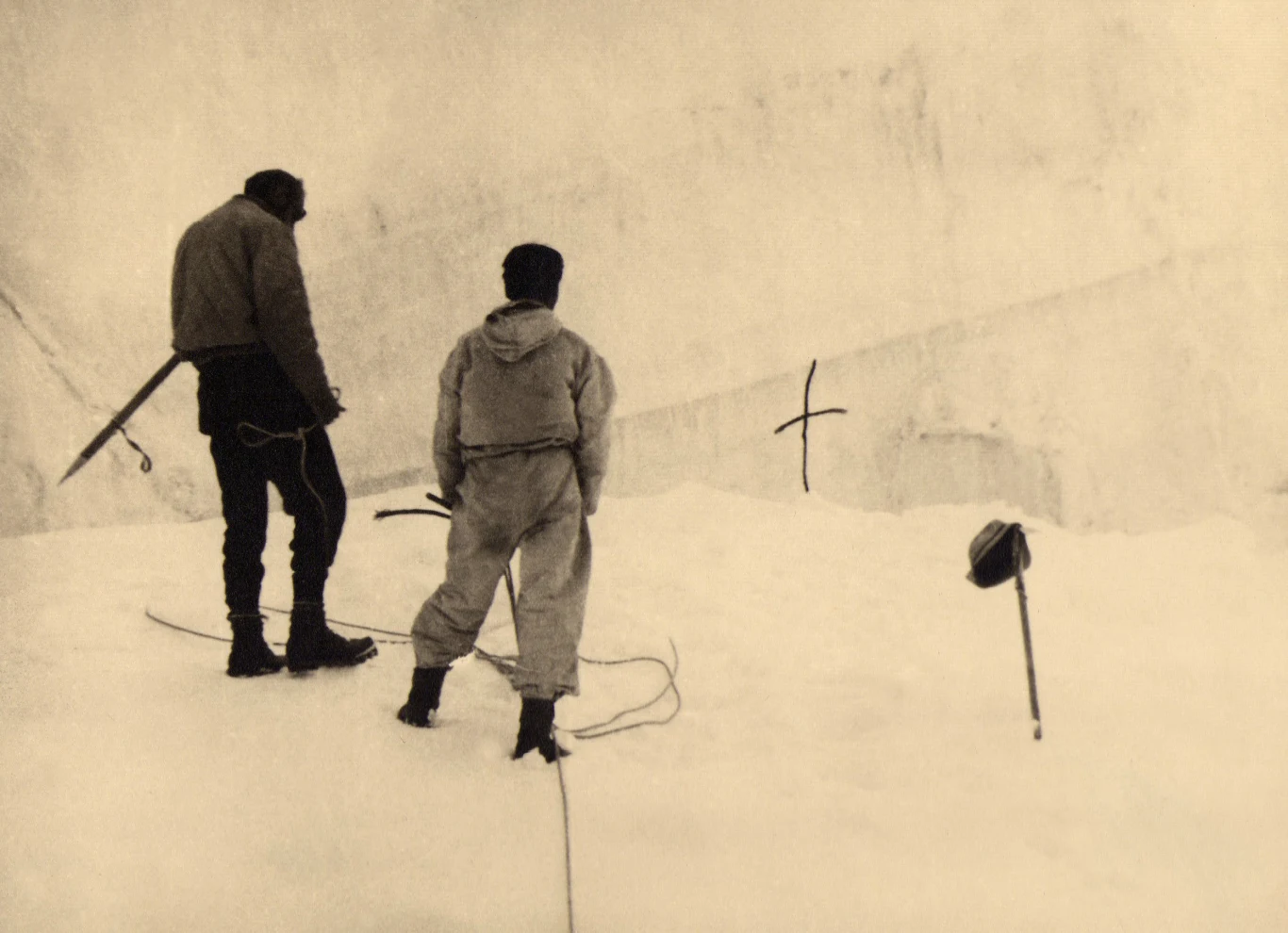 Jakub Bujak (z lewej) i Janusz Klarner przy krzyżu na lawinisku pod Tirsuli / archiwum Magdaleny Bujak-Lenczowskiej