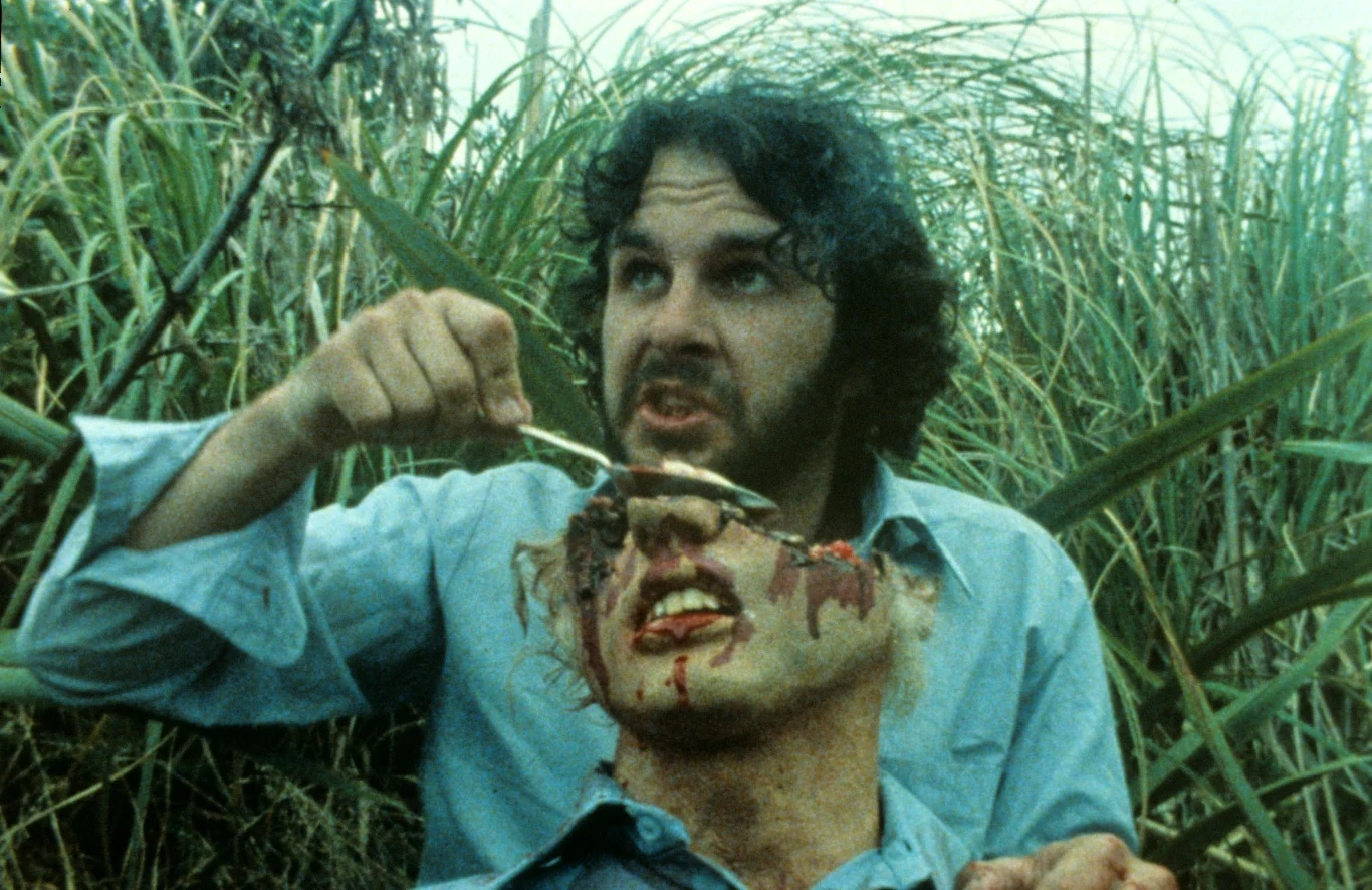 Peter Jackson pozostanie zapamiętany w annałach kina jako reżyser trylogii "Władcy Pierścieni", jednak miłośnicy twórczości nowozelandzkiego reżysera o wiele większą estymą darzą jego wczesne, niskobudżetowe filmy, które zyskały sobie status dzieł kultowych. Z okazji przypadającej w poniedziałek, 31 października, 55. rocznicy urodzin Petera Jacksona, przypominamy te oryginalne, lecz nieco zapomniane produkcje.

Reżyserskim debiutem Petera Jacksona była zrealizowana w 1987 roku niskobudżetowa produkcja "Zły smak". Była to zabawna komedia science-fiction z elementami kinowego horroru i estetyki gore, którą Jackson kręcił przez 4 lata, głównie w weekendy, wspólnie ze swoimi znajomymi (sam także wystąpił jako aktor). Budżet obrazu wynosił 25 tysięcy dolarów. Bohaterami filmu byli czterej mężczyźni, którzy zostają wysłani do zbadania sprawy zniknięcia wszystkich mieszkańców nowozelandzkiego miasteczka Kaihoro. Na miejscu okazuje się, że wszystkiemu winni są... kosmici, którzy zjadają ludzkie mięso.