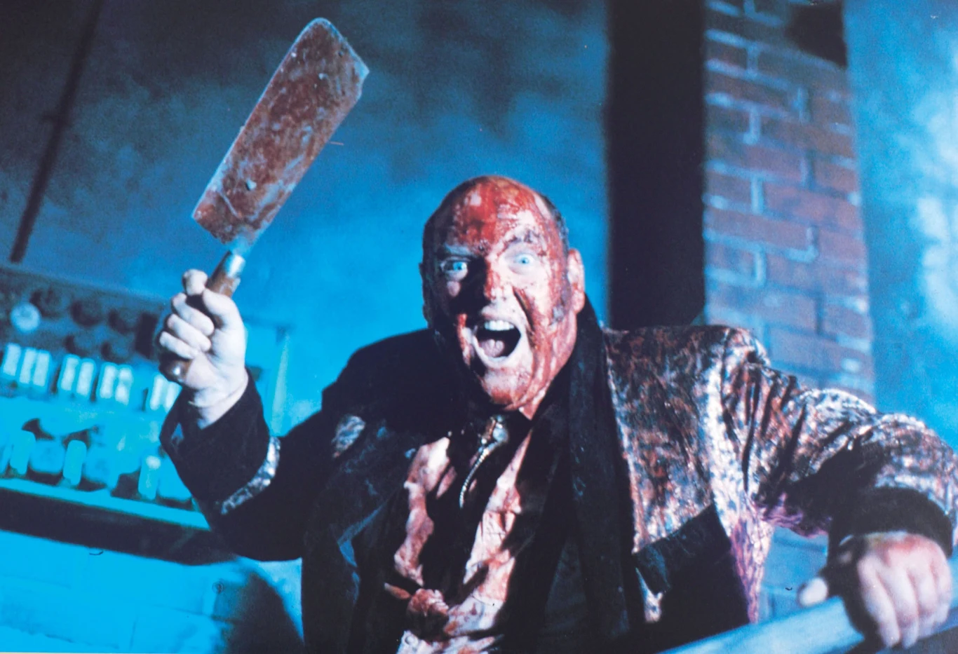 W swym kolejnym filmie "Martwica mózgu" (1992) Peter Jackson poszedł jeszcze dalej w igraniu z przyzwyczajeniami widowni. Film opowiada historię pewnego młodzieńca, który zakochuje się w córce miejscowego szewca. Kiedy podczas wycieczki do zoo jego matka zostaje ugryziona przez małpkę, wkrótce okaże się, że niegroźna rana będzie miała daleko bardziej poważne komplikacje. Kobieta staje się zombie, mordując kolejnych mieszkańców miasta.

Wystarczy odnotować, że kiedy obraz wszedł na ekrany szwedzkich kin, widzowie otrzymywali obowiązkowo przed seansem papierowe torebki na wypadek, gdyby chciało im się wymiotować. "Martwica mózgu" w czasie premiery uznana została za najbardziej krwawy film w historii kina; produkcja oszacowała, że przy realizacji finałowej sceny użyto aż 300 litrów sztucznej krwi. Dziś film Jacksona uznawany jest już za obraz kultowy oraz jeden z najlepszych horrorów w historii kina.