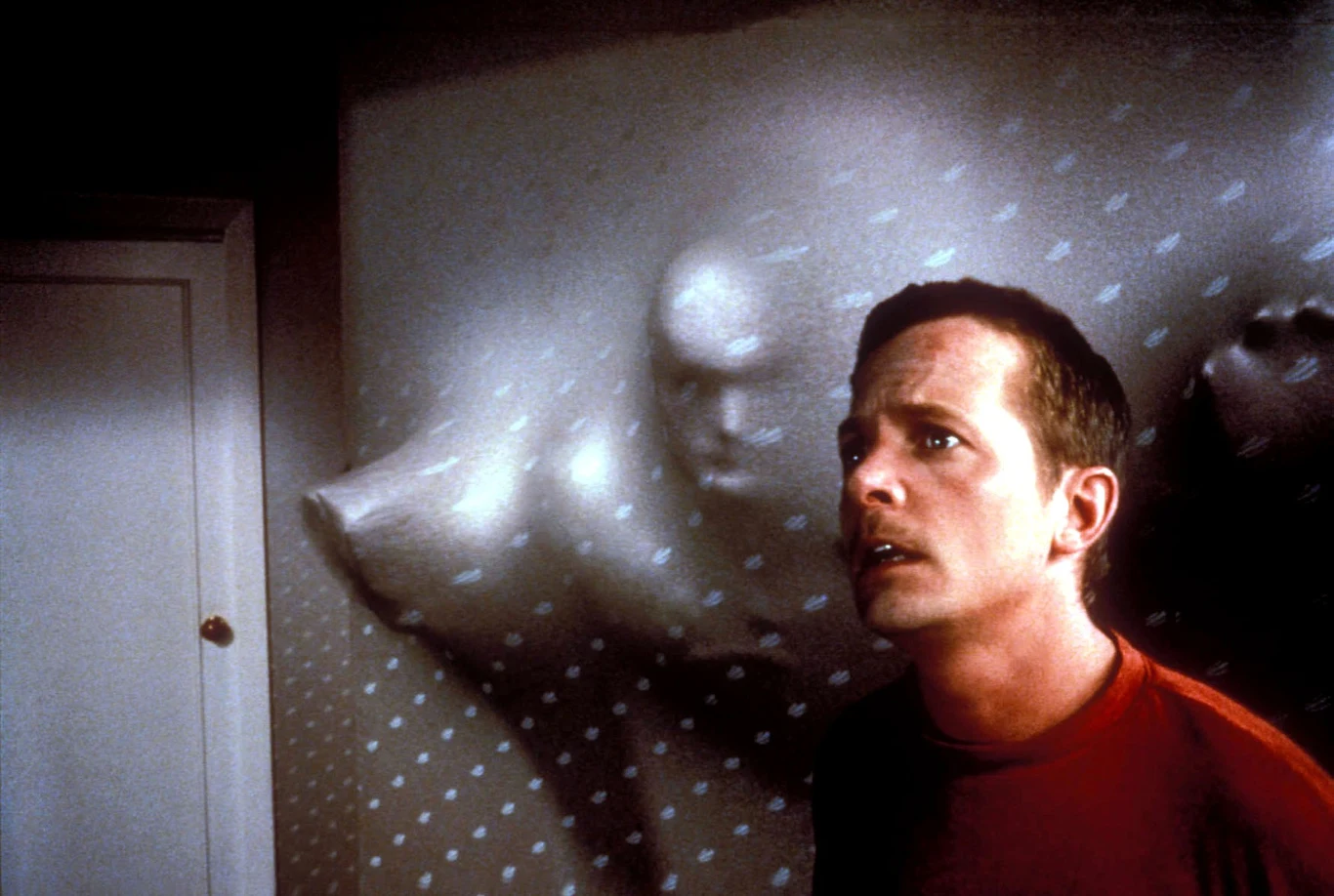 "Niebiański istoty" zapewniły Peterowi Jacksonowi rozgłos w kręgach hollywoodzkich, nic dziwnego, że za produkcję jego kolejnego filmu "Przerażacze" (1996) odpowiadał już sam Robert Zemeckis, twórca kasowego przeboju "Powrót do przyszłości". Ale "Niebiańskimi istotami" zachwycił się nie tylko Zemeckis - główną rolę w "Przerażaczach" zagrał gwiazdor tamtego obrazu - Michael J.Fox, który przyznał, że nawet nie przeczytał scenariusza, byle tylko mieć możliwość pracy z autorem "Niebiańskich istot". Podobnie kompozytor Danny Elfman - zaoferował on Jacksonowi współpracę, zanim dowiedział się, o czym ma traktować jego najnowszy obraz.

Głównym bohaterem "Przerażaczy" był architekt, który po tragicznym wypadku samochodowym, w którym zginęła jego zona, podejmuje decyzję o wycofaniu się z zawodu, pozostawiając nieukończony "dom marzeń". Wkrótce odkrywa w sobie zdolności do kontaktowania się z zamieszkującymi do duchami i odkrywa świetny pomysł na biznes. Zaprzyjaźnia ze sobą fantomowe istoty, by straszyły sąsiednie posesje...