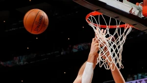 Marcin Gortat (z lewej) w meczu z Atlanta Hawks