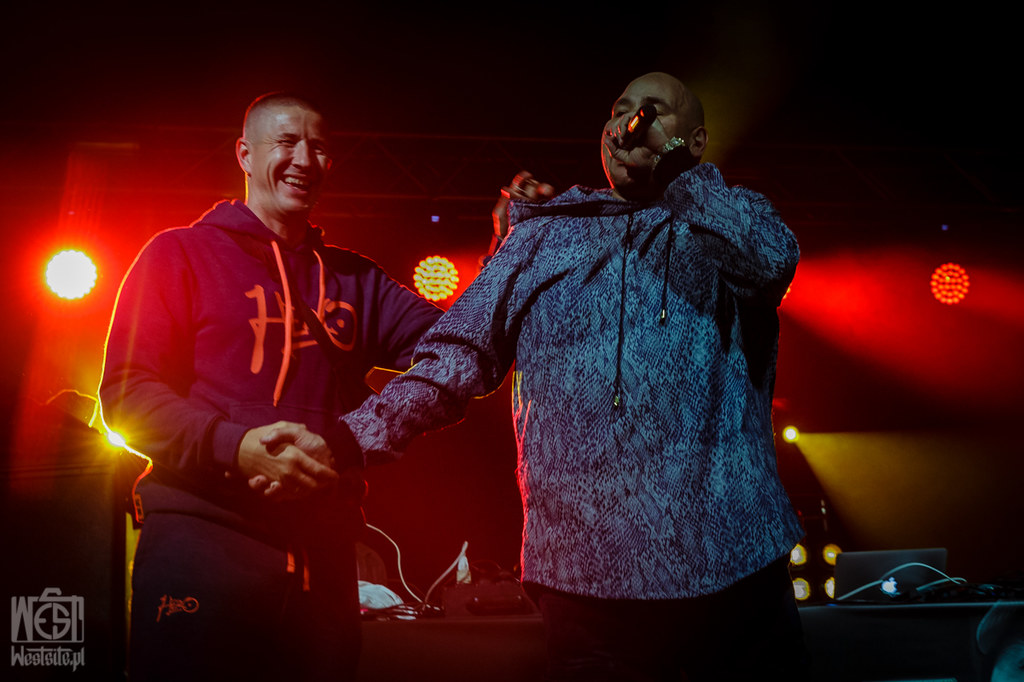 Fat Joe (po prawej) zaprosił DJ Decksa na scenę i zadedykował mu utwór "To coś, czego się nie zapomina"