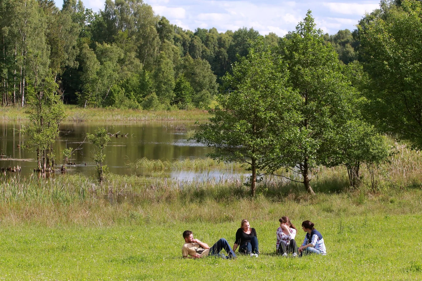 Szymon i jego dziewczyny na łące