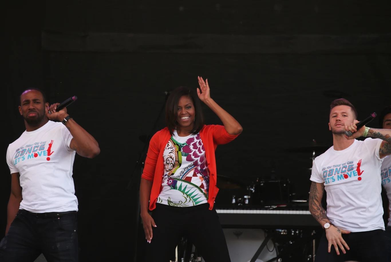 Michelle Obama w towarzystwie tancerzy Michelle Obama w towarzystwie tancerzy
