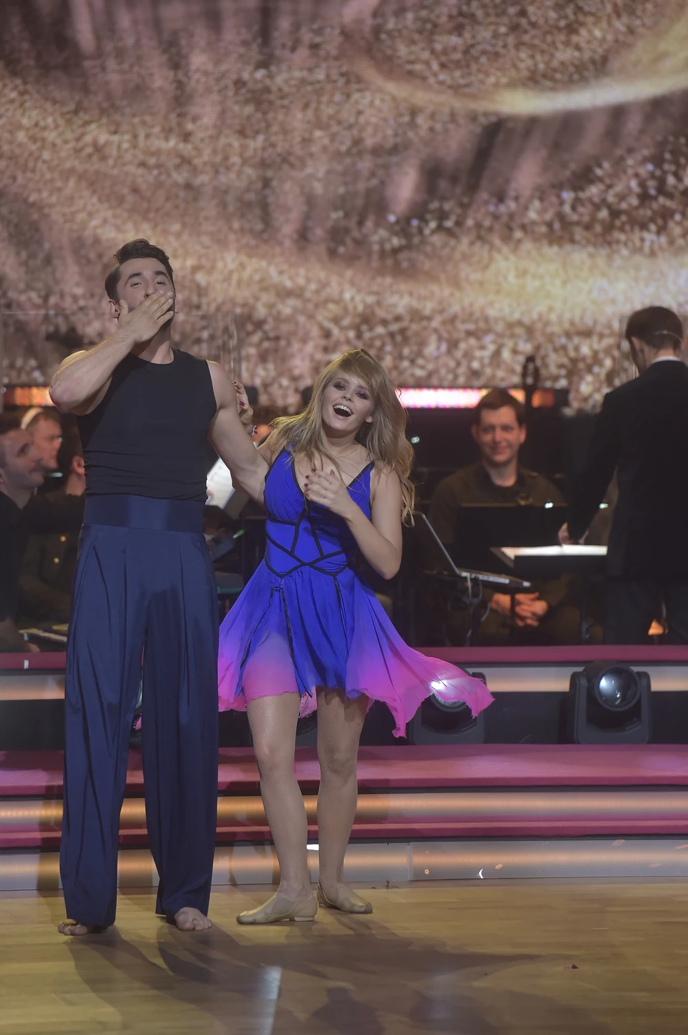 Po dwóch rundach poznaliśmy pierwszą finałową parę. Olga Kalicka i Rafał Maserak zakończyli wieczór na zaledwie dwóch występach. Pozostałe dwa duety wzięły udział w dogrywce, w której każda z par mogła wybrać swój ulubiony taniec.