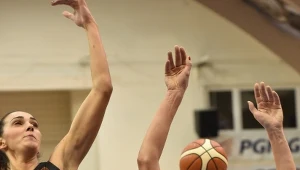 Ewelina Kobryn (P) z Wisły Can-Pack oraz Marija Rezan (L) z CCC Polkowice
