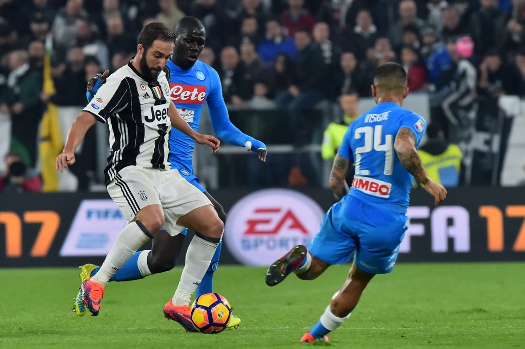 Od lewej: Gonzalo Higuain, Kalidou Koulibaly i Lorenzo Insigne Od lewej: Gonzalo Higuain, Kalidou Koulibaly i Lorenzo Insigne