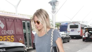 Sienna Miller w futrzanych klapkach – hit czy kit?