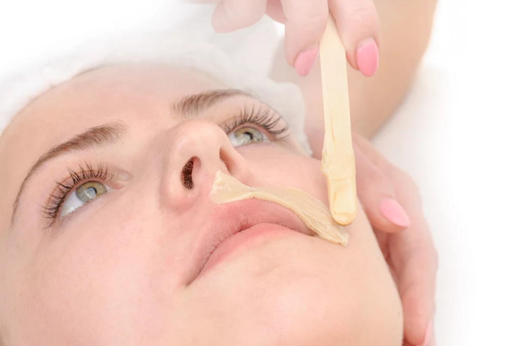 Współczesne kobiety radzą sobie z wąsikiem np. za pomocą depilacji woskiem 