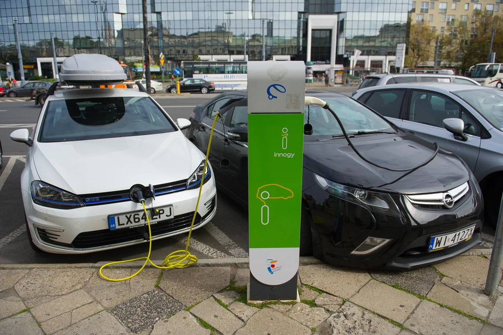 Obecnie użytkownicy samochodów elektrycznych i hybryd plug-in mają do dyspozycji bardzo niewiele miejsc, w których mogą naładować baterie Obecnie użytkownicy samochodów elektrycznych i hybryd plug-in mają do dyspozycji bardzo niewiele miejsc, w których mogą naładować baterie