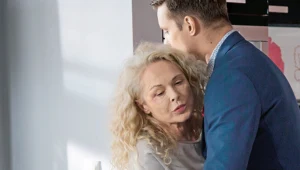Zawstydzona Agnieszka wyjaśni Darkowi, że chciała się dla niego trochę odmłodzić...