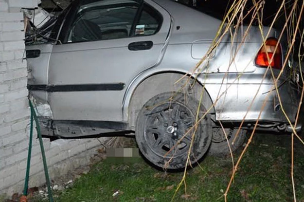 W niedzielę 42-letni mężczyzna z gminy Obsza stracił panowanie nad pojazdem i wjechał w dom