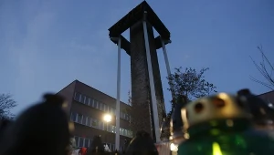 Znicze przed kopalnią Halemba (arch.)