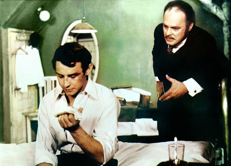 "Roman Wilhelmi był typowym kumplem, takim do bitki i do wypitki. Cokolwiek zrobił, było prawdziwe. Był rasowym aktorem filmowym" - wspominał Janusz Majewski. Roman Wilhelmi zagrał w jego filmie "Zaklęte rewiry" (1975). Na zdjęciu aktor z Markiem Kondratem "Roman Wilhelmi był typowym kumplem, takim do bitki i do wypitki. Cokolwiek zrobił, było prawdziwe. Był rasowym aktorem filmowym" - wspominał Janusz Majewski. Roman Wilhelmi zagrał w jego filmie "Zaklęte rewiry" (1975). Na zdjęciu aktor z Markiem Kondratem