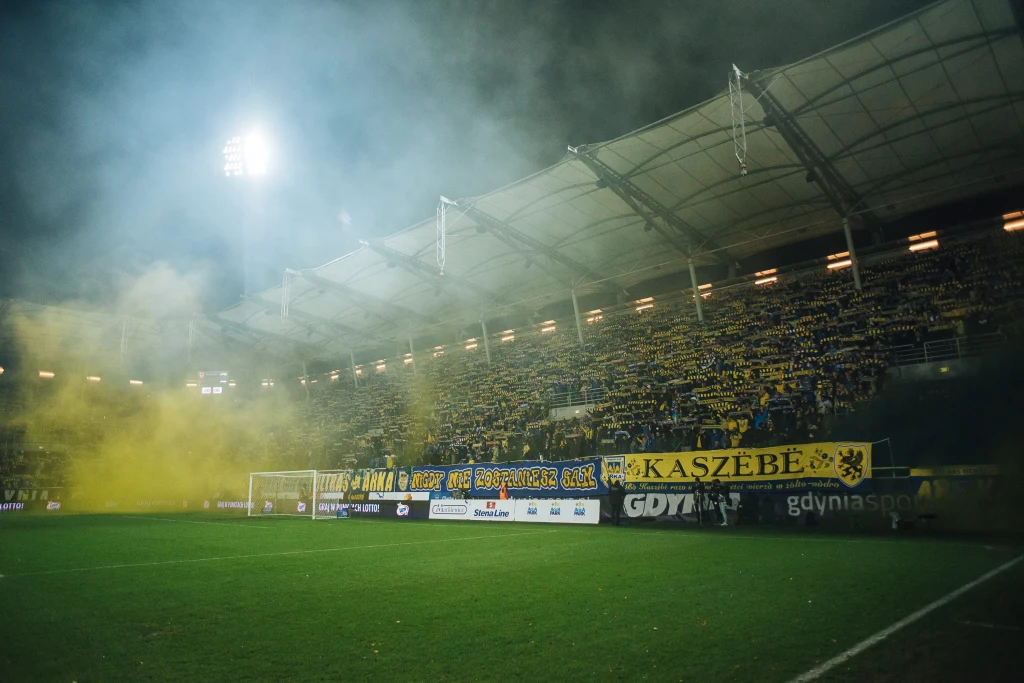 Podczas meczu Arka - Lechia płonęły race