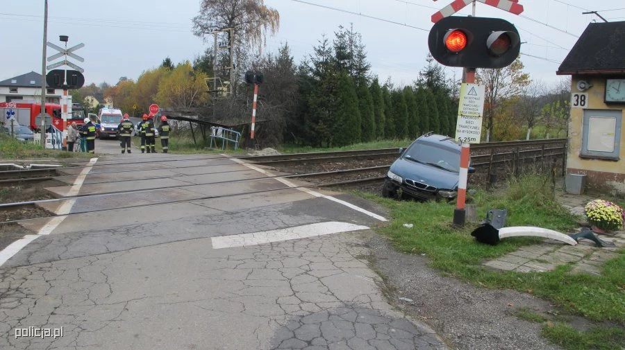 Samochód ugrzązł na przejeździe