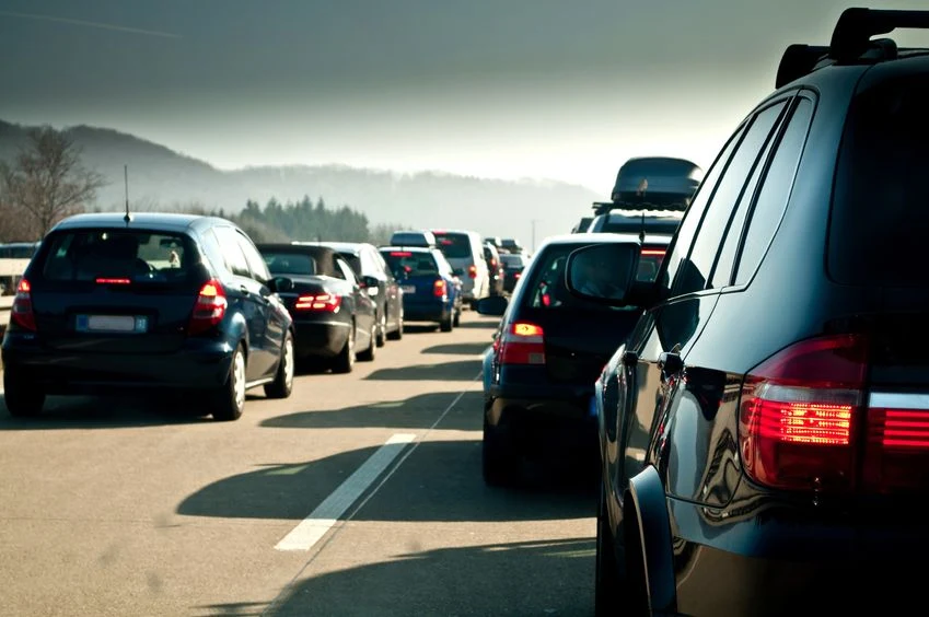 Smog typu Los Angeles wiąże się przede wszystkim z zanieczyszczeniami z aut. Spaliny wchodzą w reakcję ze światłem słonecznym, tworząc szkodliwy ozon. Taki smog jest w dużych polskich miastach, np. w Warszawie