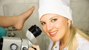 Badanie wykonuje się za pomocą specjalnego mikroskopu