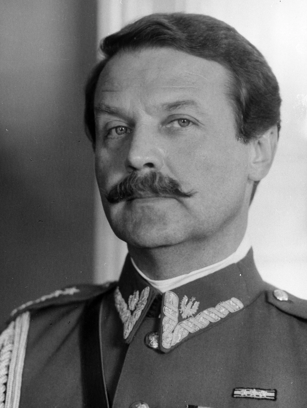 Ważną rolą w filmografii Leonarda Pietraszaka pozostaje też kreacja pułkownika Wacława Waredy w serialu "Kariera Nikodema Dyzmy" (na zdjęciu).

Aktora oglądaliśmy też m.in. w "Kronice wypadków miłosnych" Andrzeja Wajdy (pułkownik Nałęcz), "Kingsajzie" Juliusza Machulskiego (Kramerko) oraz "Złocie dezerterów" Janusza Majewskiego (rotmistrz "Leliwa"). 