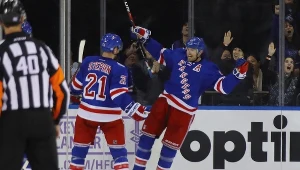Rick Nash (z prawej) świętuje bramkę dla New York Rangers