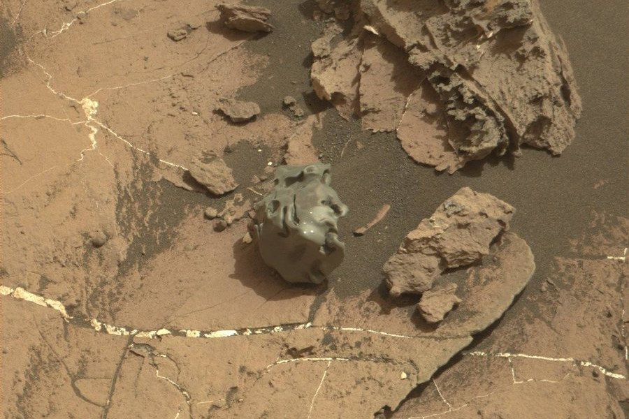 Mały meteoryt z października - jasne ślady pochodzą od lasera Curiosity