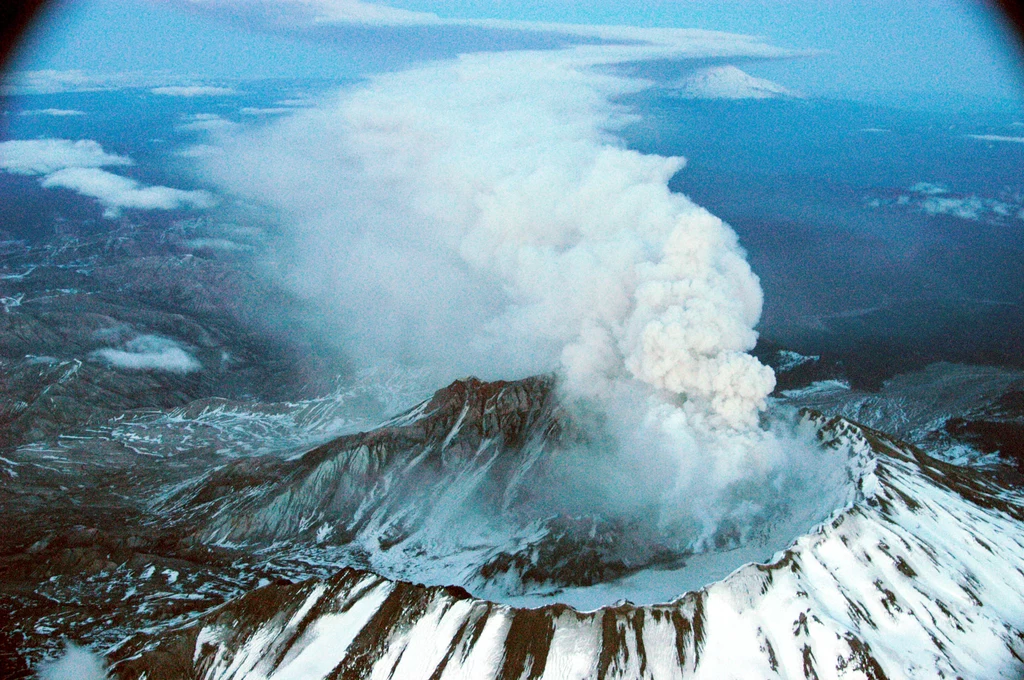 Mount St. Helens należy do pasma wulkanów położonych równolegle do pasma Gór Kaskadowych między Kalifornią i Kolumbią Brytyjską.