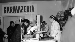 Sklep Warszawskiej Spółdzielni Spożywców "Społem" przy ul. Puławskiej w Warszawie. Stoisko z wędlinami i garmażerką. Widoczne ekspedientki obsługujące klientów. 