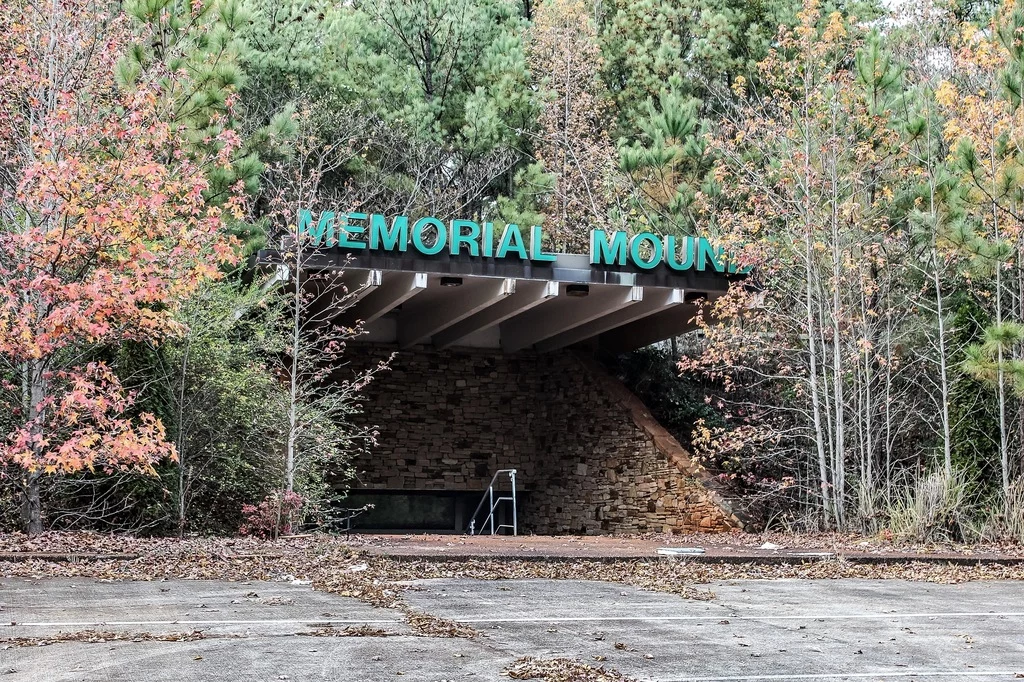 Memorial Mound jest obecnie wystawione na sprzedaż, ale czy ktoś odważy się je kupić?