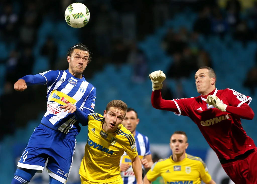 Zawodnik Wisły Płock Tomislav Bozic (L) oraz Mateusz Szwoch (C) i Konrad Jałocha (P) z Arki Gdynia Zawodnik Wisły Płock Tomislav Bozic (L) oraz Mateusz Szwoch (C) i Konrad Jałocha (P) z Arki Gdynia