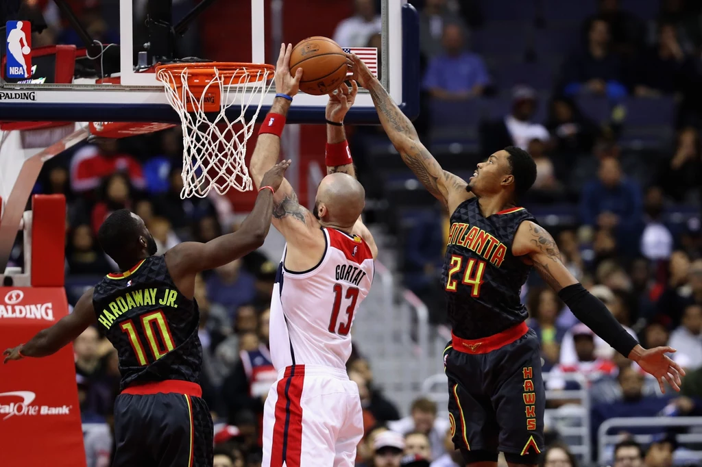 Marcin Gortat w ataku na kosz Atlanta Hawks