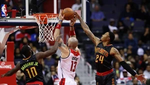 Marcin Gortat w ataku na kosz Atlanta Hawks