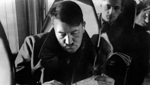 Adolf Hitler przygląda się mapie okupowanej Polski. Za nim generalny gubernator Hans Frank fot. FRANCE PRESSE VOIR