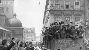 Lwów. Ukraińcy witają wkraczające do miasta wojsko niemieckie