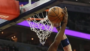 Marcin Gortat (z prawej) próbuje zatrzymać Jamesa Hardena