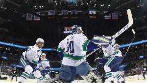 Ryan Miller, bramkarz Canucks, nie zapobiegł porażce z Islanders