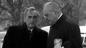 Premier Tadeusz Mazowiecki i kanclerz Helmut Kohl w trakcie mszy świętej w Krzyżowej