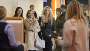 To nie może być koniec! Dziewczyny towarzyszą na lotnisku Indze (Małgorzata Socha) przed jej podróżą do USA. Poleci tam jednak bez Roberta!