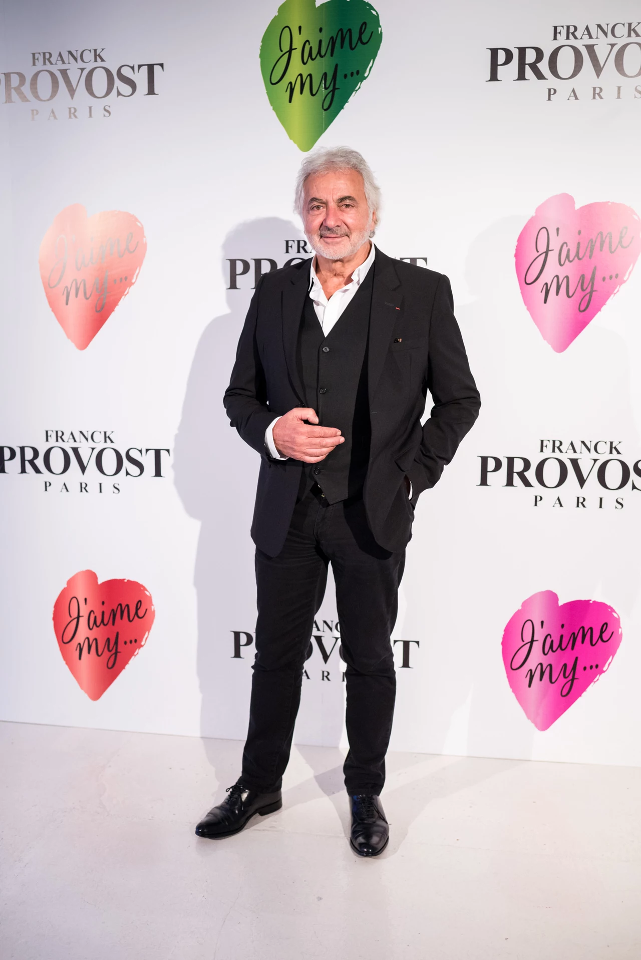 Razem z Fabienem Provostem – swoim synem i Dyrektorem Artystycznym firmy, tworzy kolekcje, które wciąż na nowo składają hołd kobietom i celebrują ich siłę uwodzenia. Dziś, pomimo upływu lat, Franck Provost jest nadal zaangażowany w stylizację, aby uszczęśliwiać kobiety, które czują się jeszcze piękniejsze, lecz przede wszystkim pragnie dziękować im za zaufanie, którym zawsze go darzyły. Razem z Fabienem Provostem – swoim synem i Dyrektorem Artystycznym firmy, tworzy kolekcje, które wciąż na nowo składają hołd kobietom i celebrują ich siłę uwodzenia. Dziś, pomimo upływu lat, Franck Provost jest nadal zaangażowany w stylizację, aby uszczęśliwiać kobiety, które czują się jeszcze piękniejsze, lecz przede wszystkim pragnie dziękować im za zaufanie, którym zawsze go darzyły.