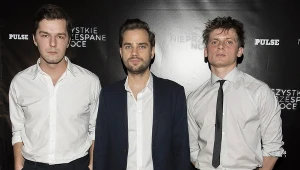 Michał Marczak (C) na premierze "Wszystkich nieprzespanych nocy" z aktorami Michałem Huszczą (L) i Krzysztofem Bagińskim (P)