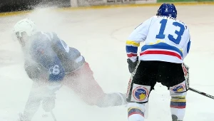 Hokeista TatrySki Podhala Nowy Targ Kasper Bryniczka (P) i Jakub Krzak z SMS PZHL U20 Sosnowiec 