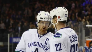 Henrik Sedin (z lewej) i jego brat Daniel z Vancouver Canucks