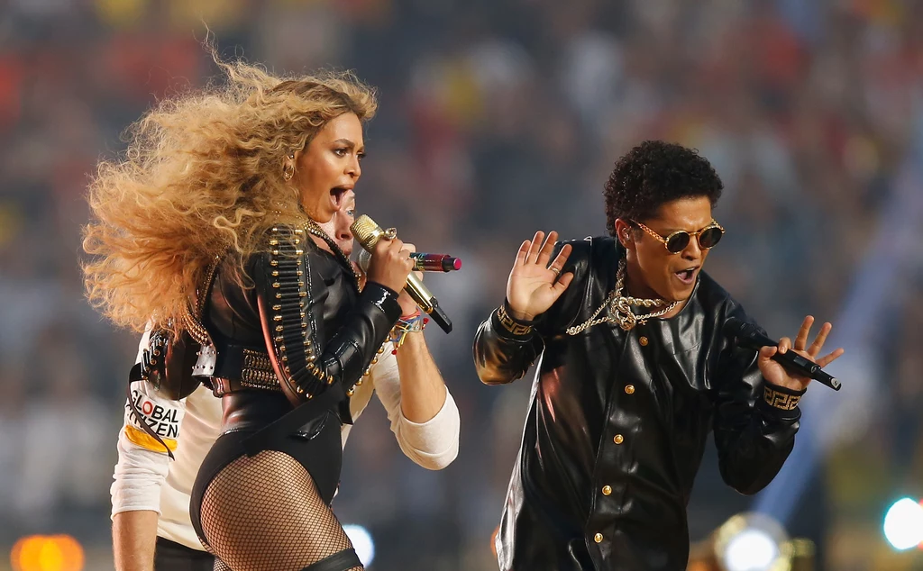 Beyonce i Burno Mars podczas Super Bowl 2016