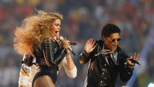 Beyonce i Burno Mars podczas Super Bowl 2016