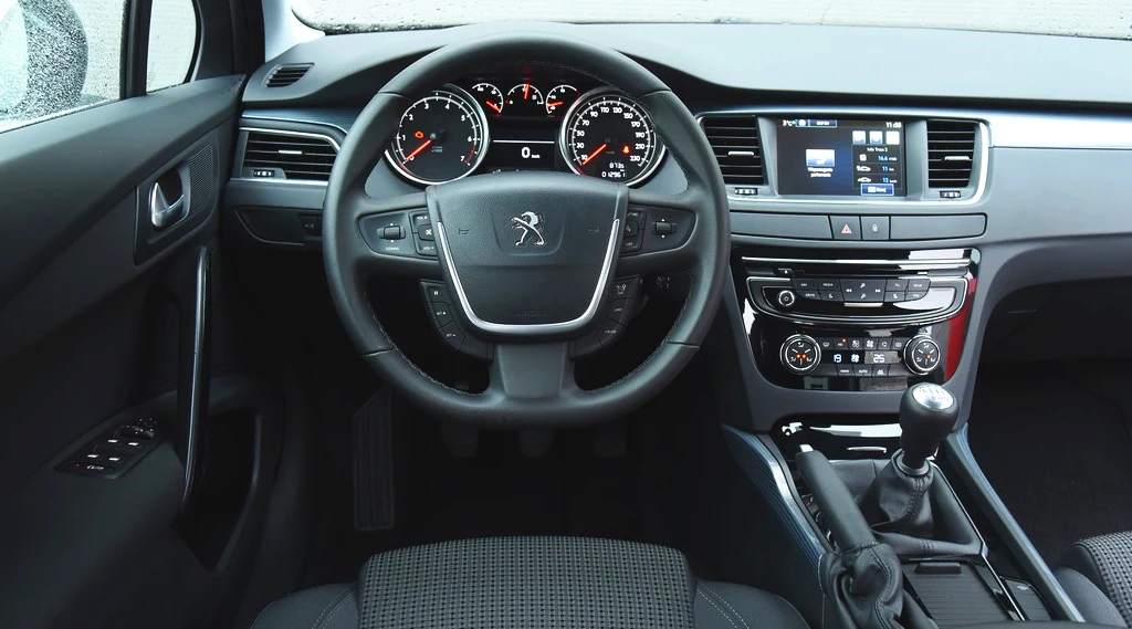 Wersja podstawowa wcale nie wygląda ubogo. Tylko w niej zastosowano klasyczny „ręczny”.