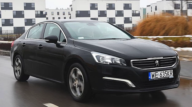 Peugeot 508 prowadzi się pewnie, jedynie gdy koła na zakręcie trafią na większe nierówności tył delikatnie „przestawia”.