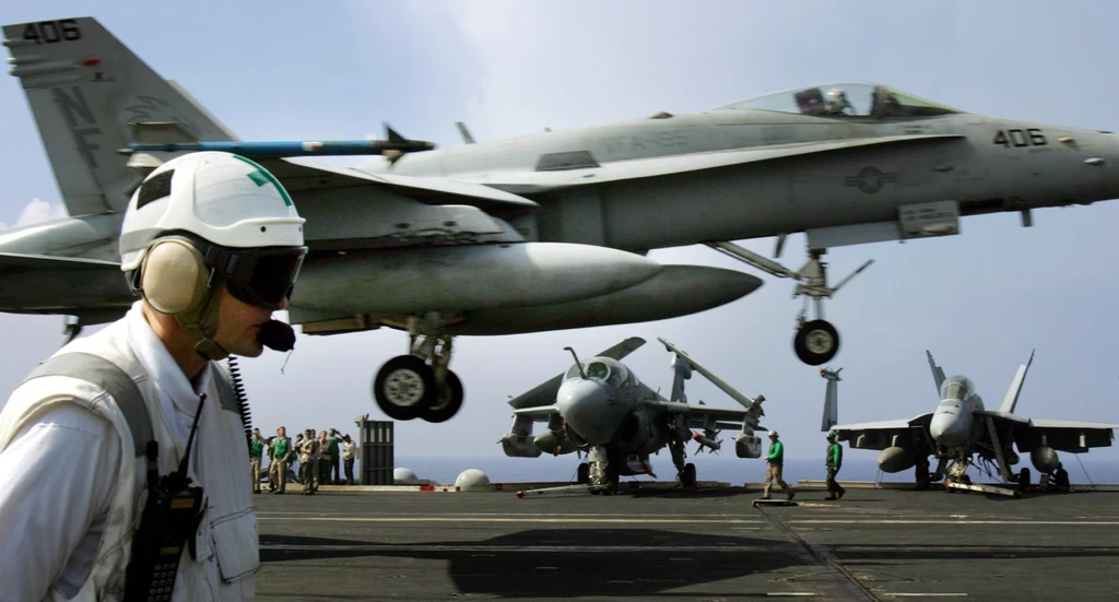 F/A-18 startuje z pokładu lotniskowca USS "Kitty Hawk"